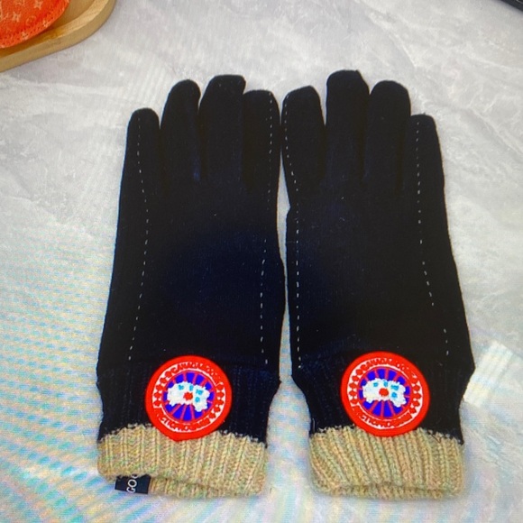 Canada Goose Black and Tan Gloves with Logo - Picture 3 of 5